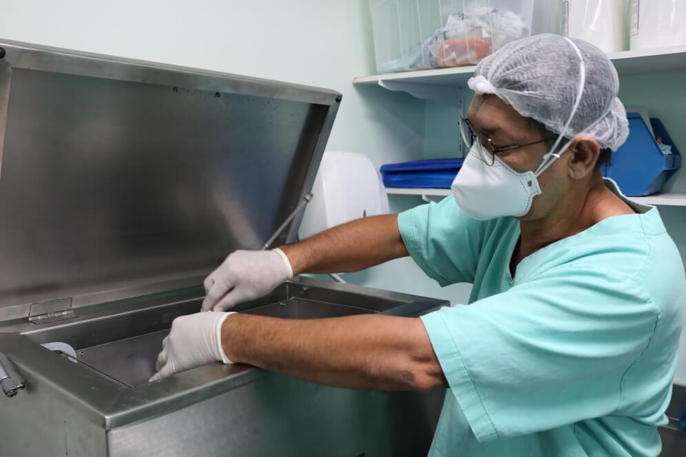 limpeza automatizada com uma lavadora ultrassônica
