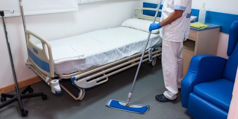 Equipe de limpeza realizando trabalhos de desinfecção e higienização nas instalações com Profilática